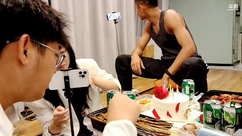 我在斗鱼看火力堂主直播户外