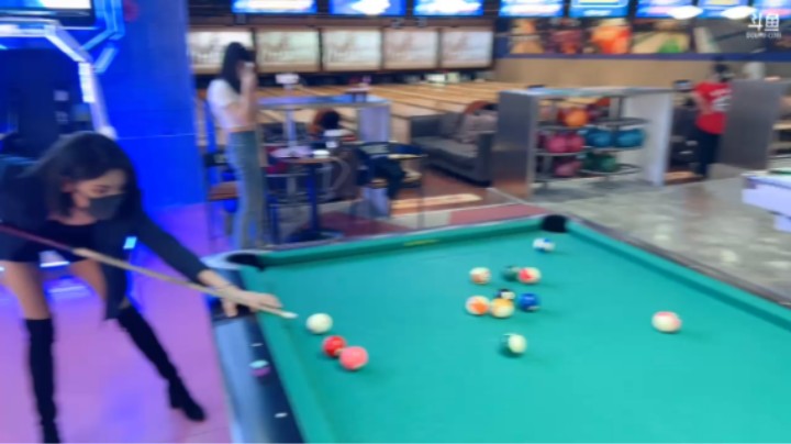 小漠、蔡娜、雪兔 打台球