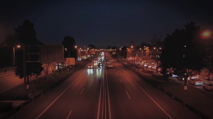 夜晚的马路，川流不息