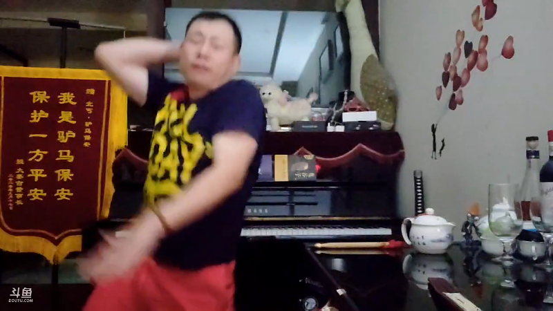比有的女人扭得要好看～