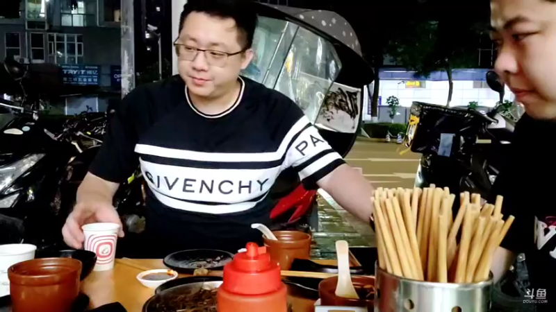【2022-05-22 22点场】小鱼小鱼吃虾米：重庆随便播一播，明天去南澳岛