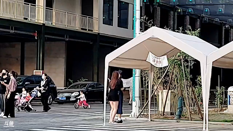 创意园还没建好，没有什么好拍的，中国人爱凑热闹。
