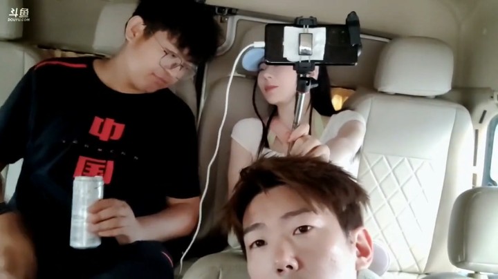 燃烧吧卡路里！小王哥在车上直播，后面两个人不对劲啊