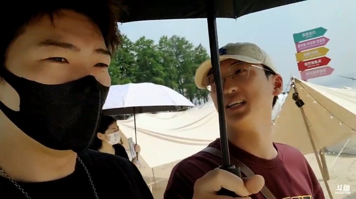 燃烧吧卡路里！小王哥在海边直播，超管帮忙打伞，服务很好啊