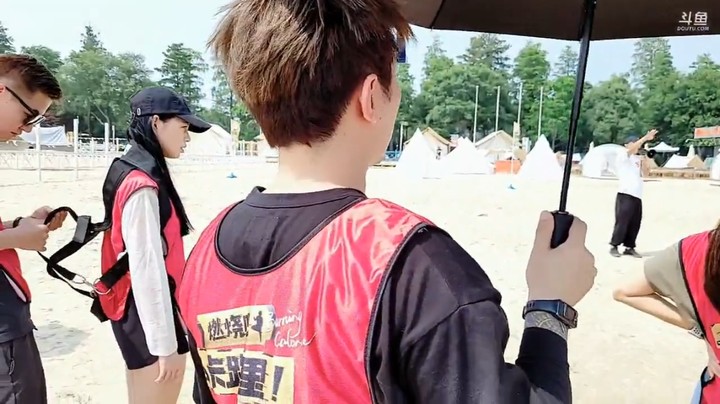 燃烧吧卡路里！小王哥背水袋，速度还挺快