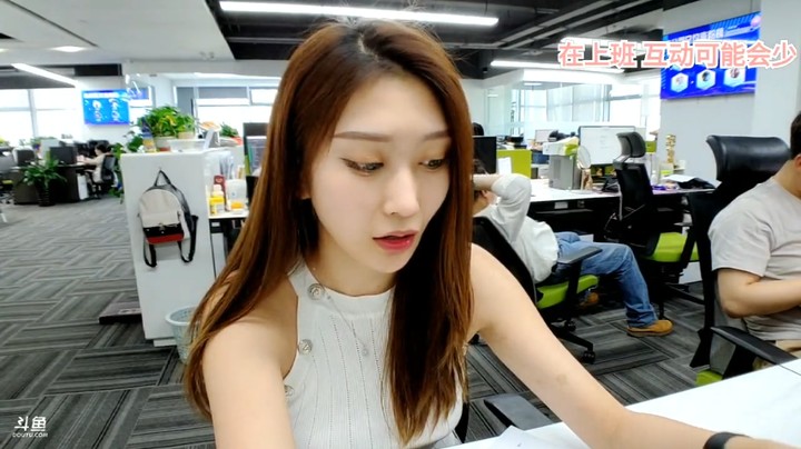 美女小姐姐上班直播，后面小哥哥躺着上班好舒服