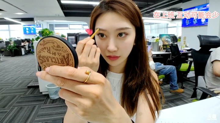 美女177上班的时候直播化妆真好看啊
