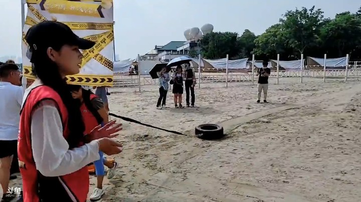 燃烧吧卡路里！小王哥海边玩游戏，小川太猛了啊