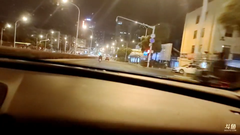 我在斗鱼看火力堂主直播户外