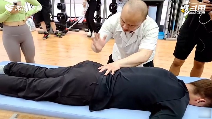 【燃烧吧卡路里】赛文柒体验专业按摩，被师傅怒敲臀部！