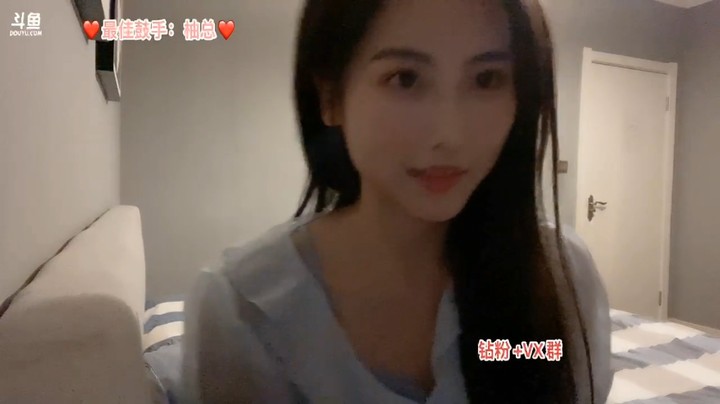 解说鼓鼓在房间直播给大家看美女照片