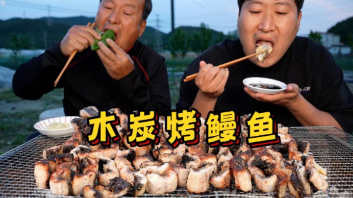 苏子叶包裹着生姜片和鳗鱼，肉质鲜嫩，蘸着自制调料，太满足了！