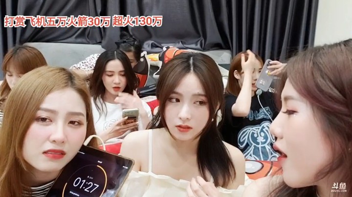 美女果果肤白貌美真可爱