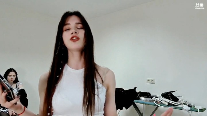 俄罗斯美女小姐姐唱歌很深情，很好听啊