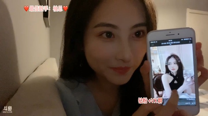 解说鼓鼓美女在家聊天真可爱