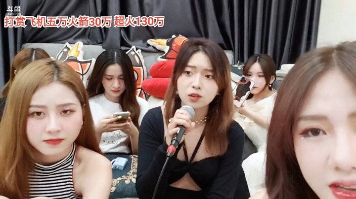 美女莎莎唱歌真好听啊，后面的果果可爱