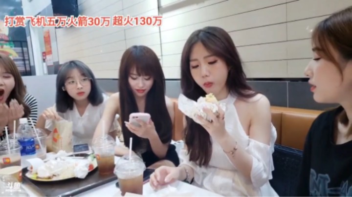 美女空姐表演三口吃完一个汉堡包，厉害啊