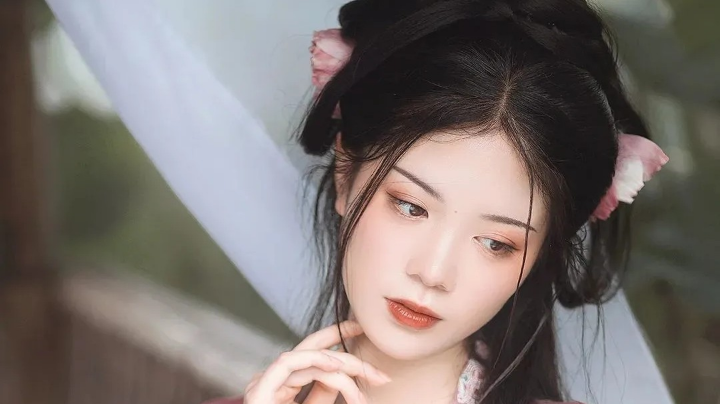 日长睡起无情思，闲看儿童捉柳花。