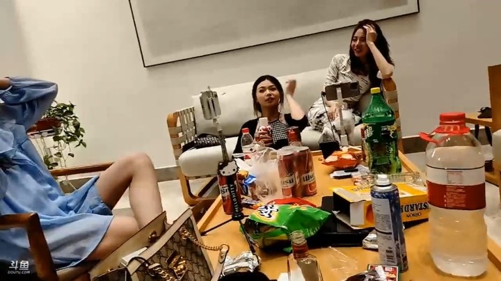 小王哥和美女玩游戏，美女最后输了蹲马步好搞笑