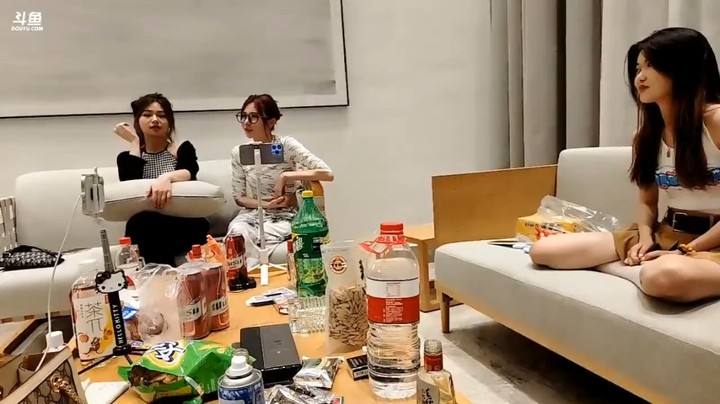 小王哥和美女玩猜歌游戏，很有意思
