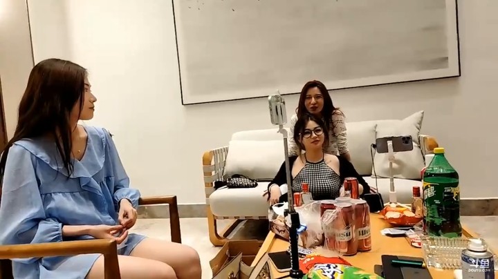 小王哥和美女玩游戏，小王哥转几圈就头晕