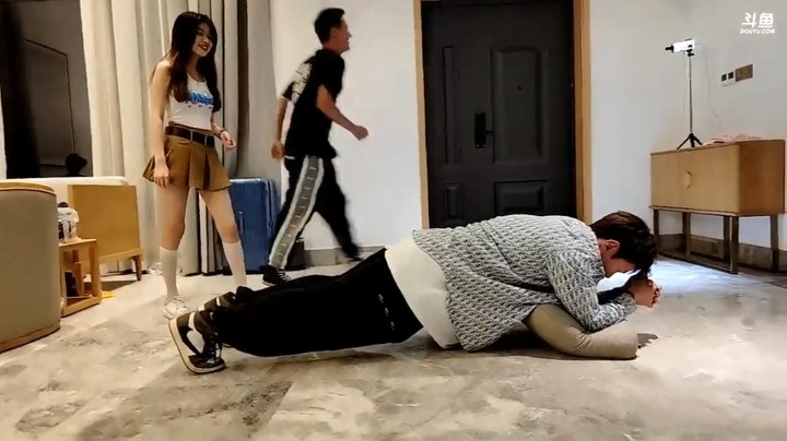 小王哥拍摄七哥和美女完成任务，好精彩啊
