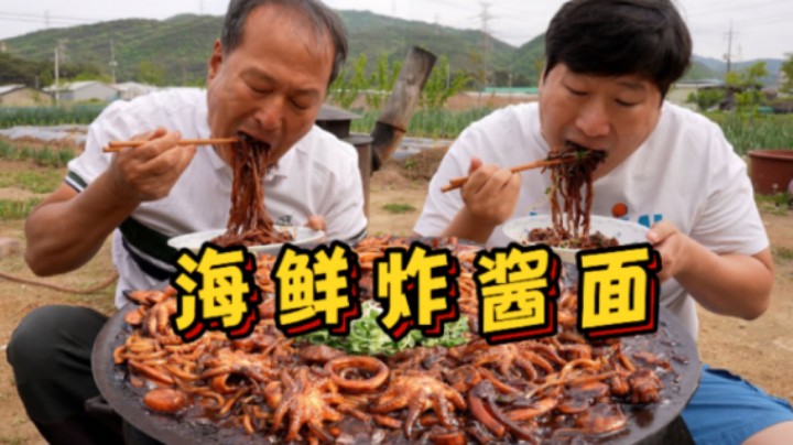 面条包裹着酱香浓郁的炸酱，一口下去肉香四溢，幸福感满满！