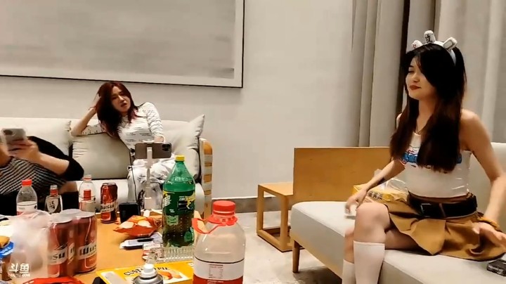 小王哥和美女玩游戏，没想到美女唱歌这么好听啊