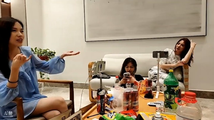小王哥和美女玩游戏《我有你没有》，结果小王哥和七哥输了