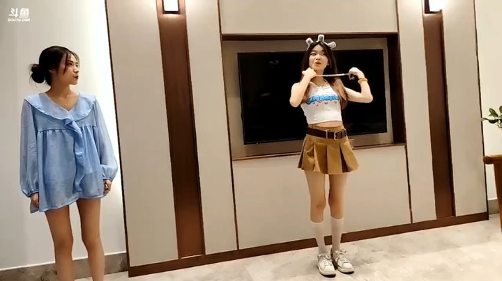 小王哥和美女玩游戏，两个美女输了表演卖萌很精彩啊