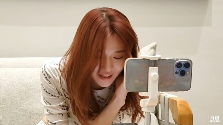 美女玩游戏输了罚唱歌，小王哥说很好听啊
