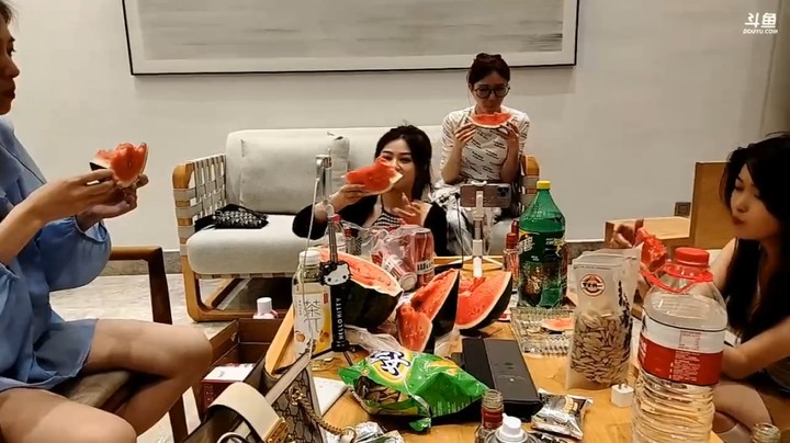 小王哥和四个美女吃大西瓜，好快乐啊