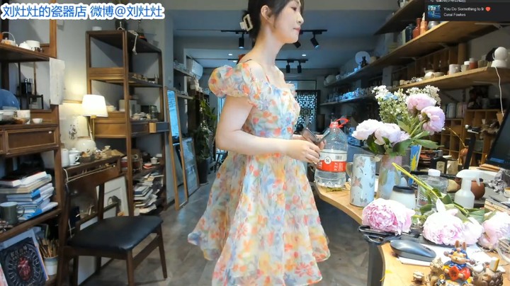 刘灶灶美女小姐姐今天穿花裙子好漂亮，凸显年轻啊