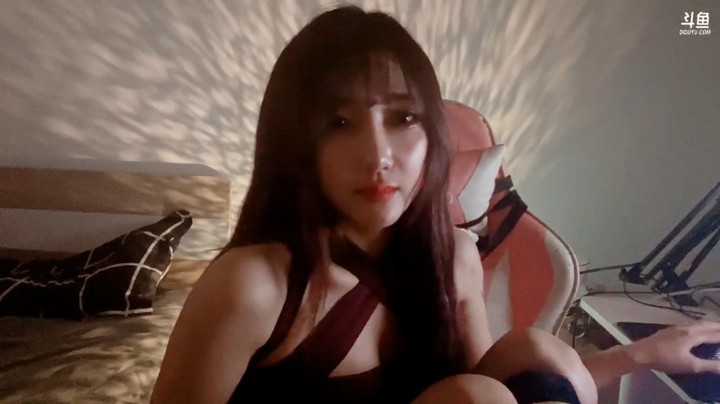 美女小姐姐还会打响指 厉害啊