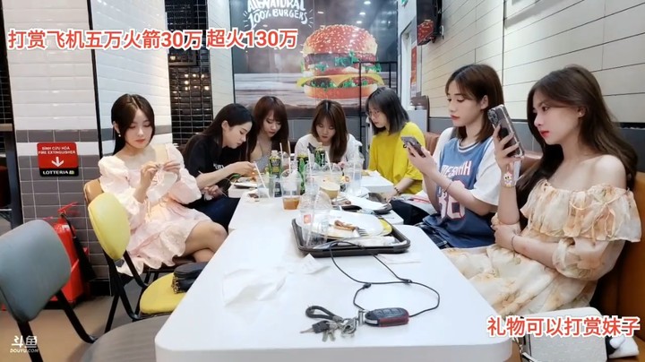 一群美女坐着聊天，果果和小赖都在，小赖好久不见了