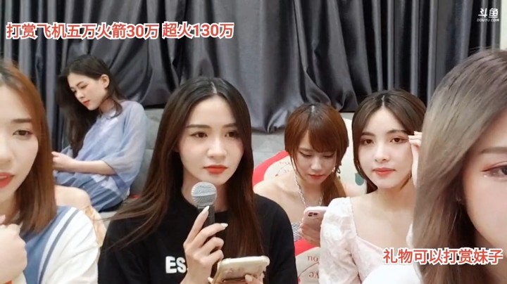 美女大海和小心表演唱歌很好听啊，小心有点生疏了啊