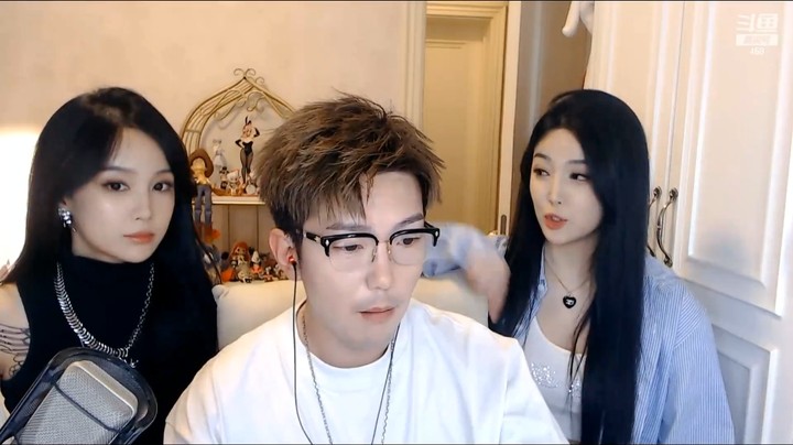 小王哥带着两个美女双胞胎直播连麦，牌面拉满啊