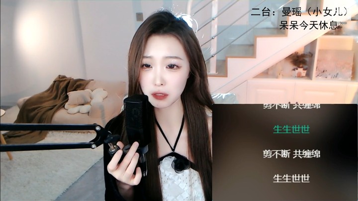看的出来美女曼瑶唱歌很努力啊