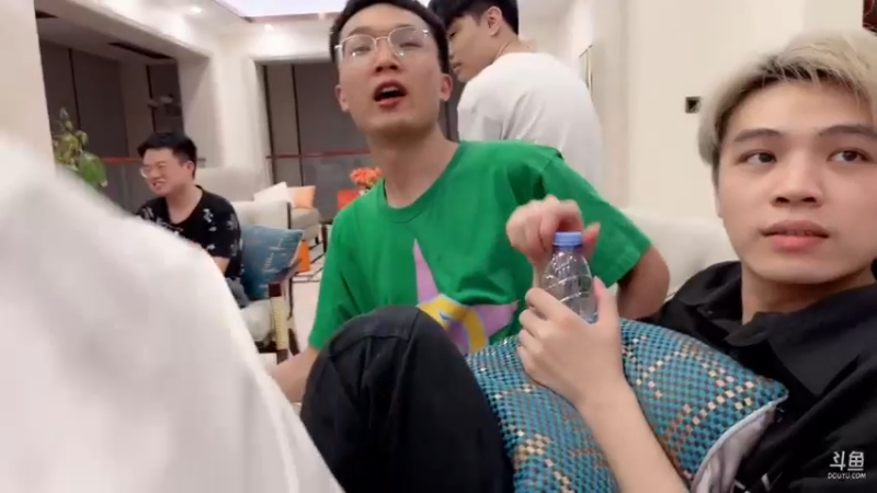 【2022-05-30 22点场】南波儿大魔王丶：南波儿：吃椰子鸡！