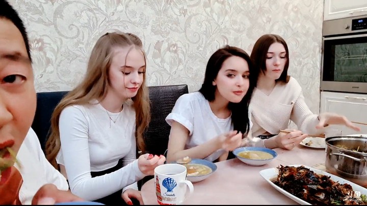 和俄罗斯美女一起吃晚饭，只有一个人用筷子，而且很能吃