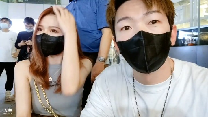 小王哥和美女听别人唱歌，这小哥唱歌有点像做法
