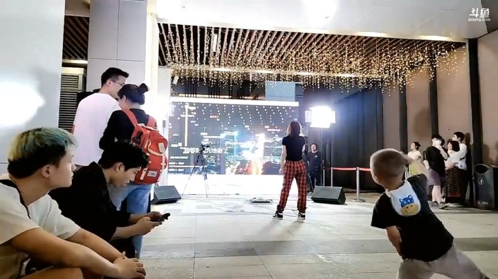 小王哥直播美女唱歌，美女高管唱歌很好听啊