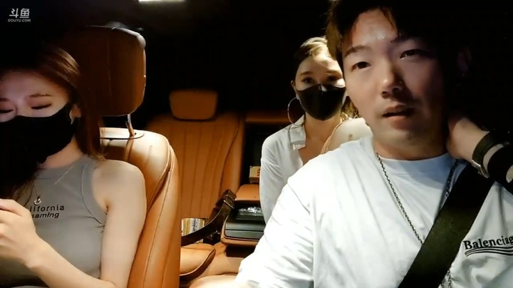 小王哥开车去接UU，UU的折磨开始了啊