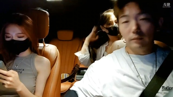 晚上11点小王哥要带两个美女去吃饭了