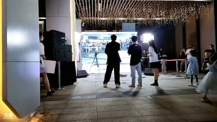 小王哥在武汉直播别人唱歌，大家说你倒是上啊