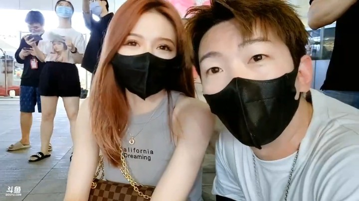 小王哥和美女在听美女唱歌，还发现前面的小朋友骨骼惊奇好厉害