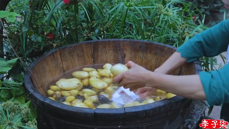 我在斗鱼看李子柒liziqi直播美食