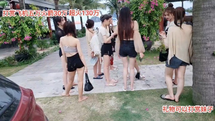 面条带着美女准备从海边回去直播了，等小兔给钥匙