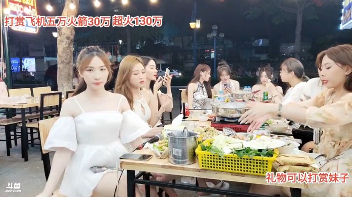 美女小七唱歌很好听，好清纯啊