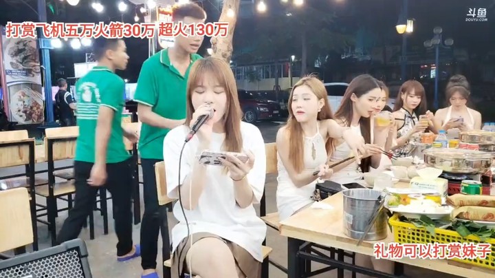 美女可爱多唱歌很好听的，其他美女在吃海鲜火锅了